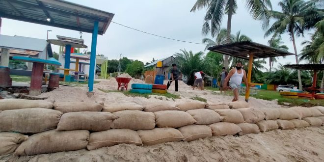 Warga Pantai Anum