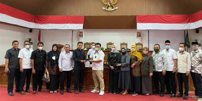 13 Anggota DPRD HSU