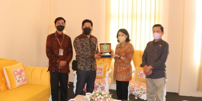 Kunjungi Bupati Taty