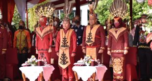 Berpakaian Adat